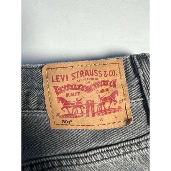Levi's Women's 501 Distressed Gray Denim Blue Jean Shorts, Size W32 - Picture 3 of 7